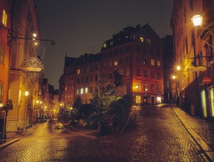 Avond in Gamla Stan. In het midden het bekende beeld van St. Göran en de draak. (foto: Jeppe Wikström - Stockholm Visitors Board)