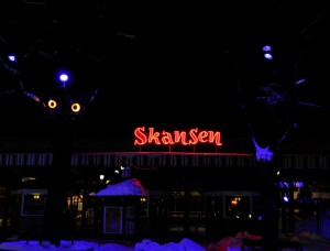 Ingang van Skansen op een avond in februari (foto: Anders Bouvin)